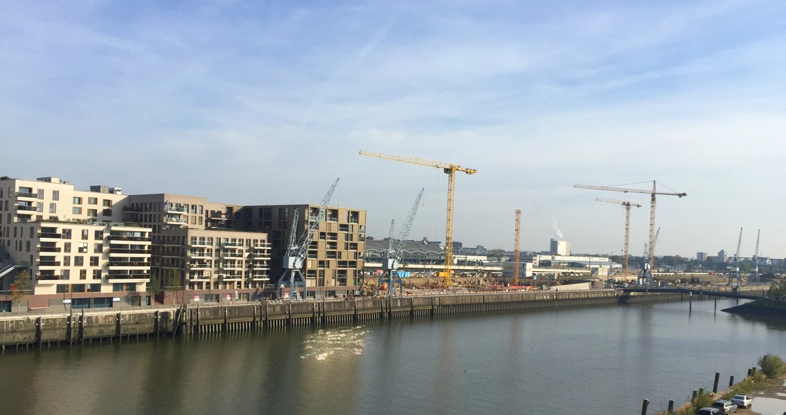 Futura Campus building (left) and the construction sites of the so-called Creative Blocks (right).