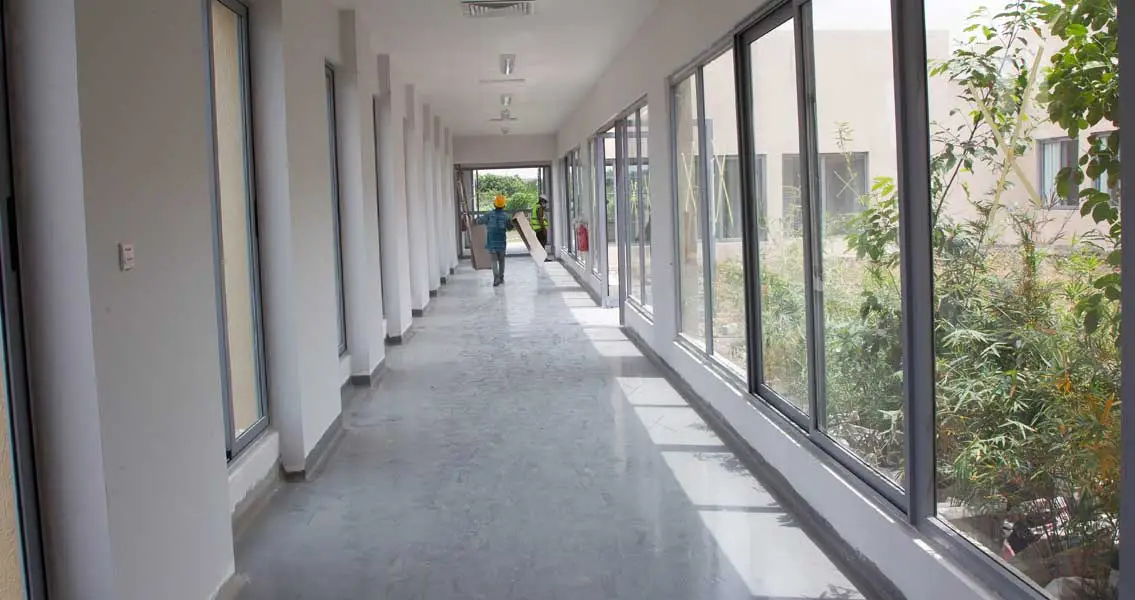 Given the imperatives that the floors of the Centre for Infectious Diseases needed to both exhibit antimicrobial properties and be UV-stable, self-levelling MC-DUR coating systems from MC-Bauchemie were chosen for laying over an area of around 4,000 m². 