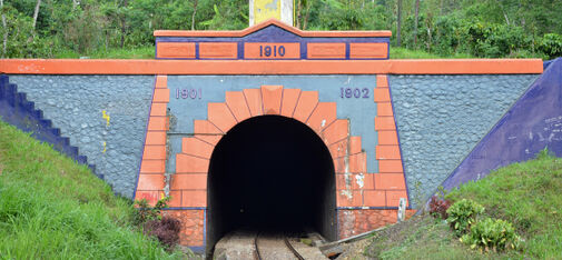 The gelling of the Mrawan railway tunnel required injection behind the solid, 90 cm thick masonry arch.
