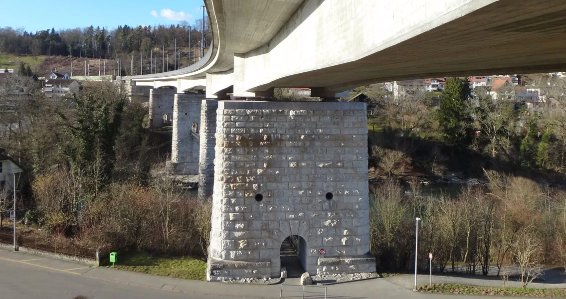 After the visit to inspect the bridge, the speakers detailed the challenges of the bridge construction and refurbishment project of over 20 years ago.