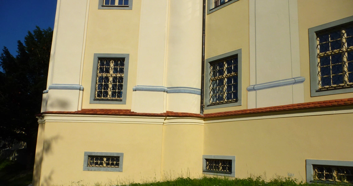 Der feuchte- und salzbelastete Sockelbereich des Schlosses wurde mit Exzellent STP instand gesetzt. Bei einem herkömmlichen Sanierputz ist ein Feuchtigkeitstransport von 150 bis 250 ml pro m² pro Tag möglich. Exzellent STP dagegen kann, sofern die Feuchtigkeit im Mauerwerk ansteht, bis zu 2.100 ml Feuchtigkeit pro m² pro Tag transportieren.